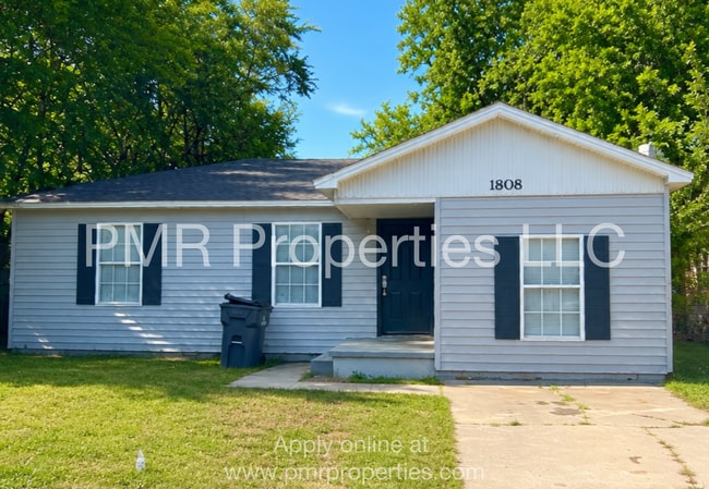 Building Photo - 3 Bedrooms / 1 Bathroom House