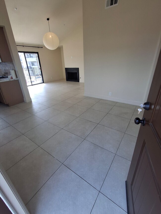 13025 Roselle Ave