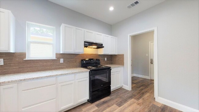 Photo - 114 E Oak St