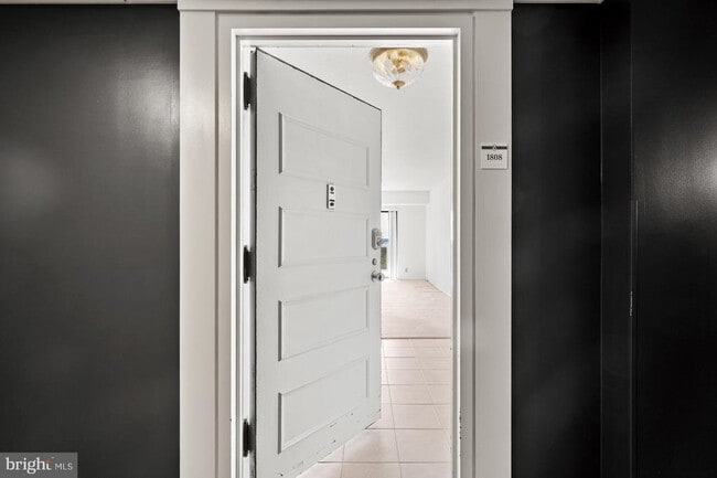 Building Photo - 307 Yoakum Pkwy Unit 1808