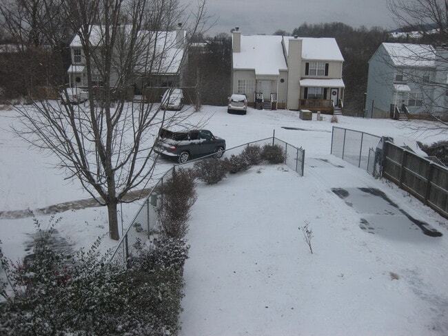 Patio delantero, lo que permite privacidad desde la calle. - 433 Riverside Ave