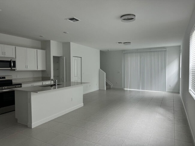 Photo - 4663 Hollister Ave