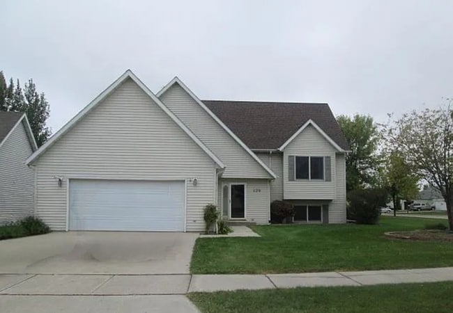 Building Photo - Large 5 bedroom home with updates in quiet neighborhood