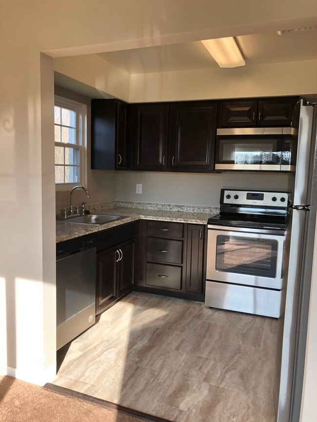 Building Photo - 48 S Elm St Unit 48D