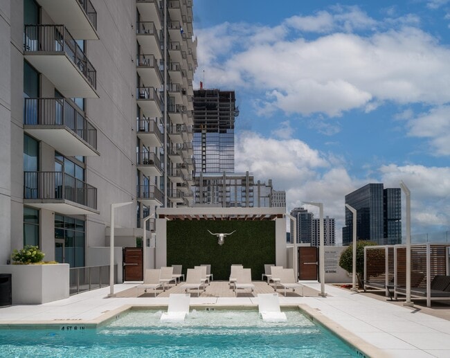 Building Photo - The Hue Midtown Rental