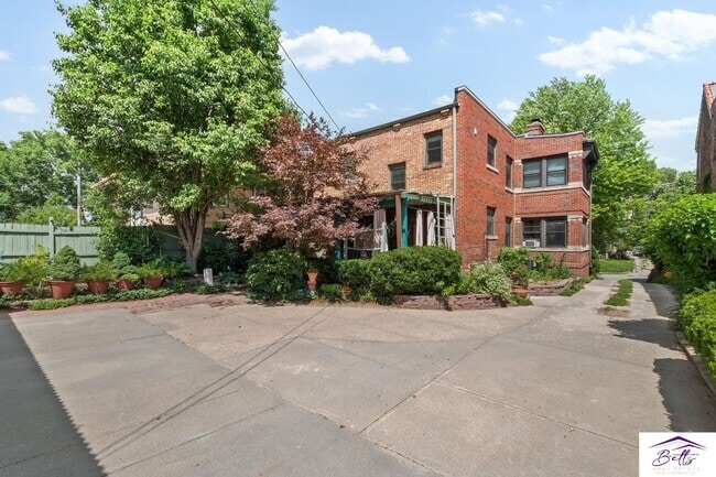 Building Photo - 132N33RD Unit 132 N 33RD 1 Rental
