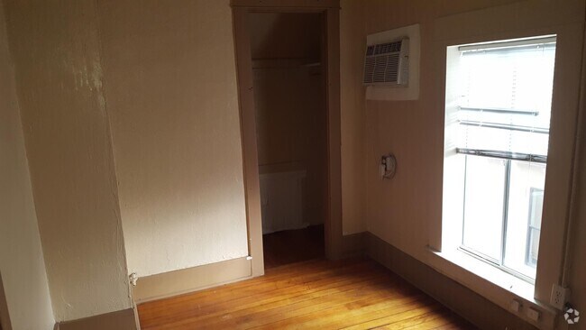 Building Photo - 918 E 6th St Rental