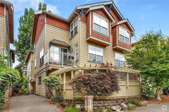 Building Photo - Fremont townhouse in prime location!!!