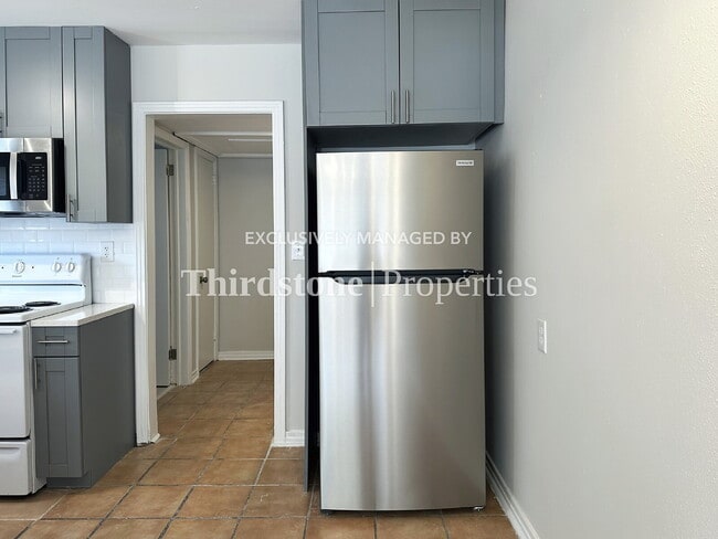 Photo - 2855 Lydia St