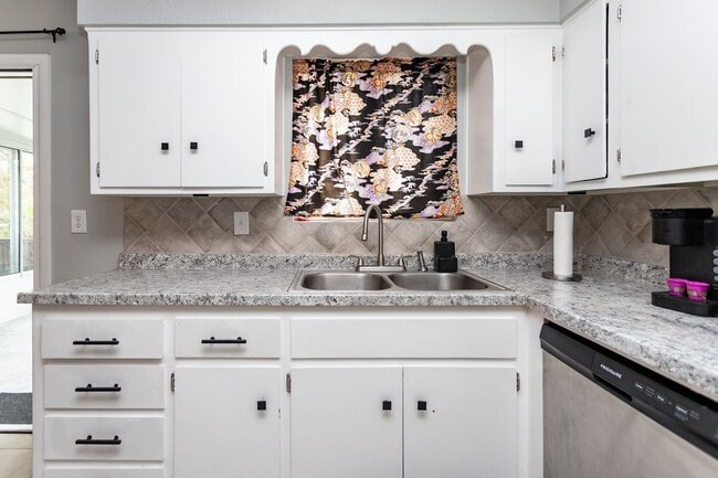 Photo - Peaceful Bi-Level Home in a Quiet Cul-de-Sac