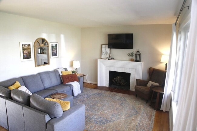 Photo - Bright and Cheery 4 Bedroom Home in Desiriable Sheffield Neighborhood