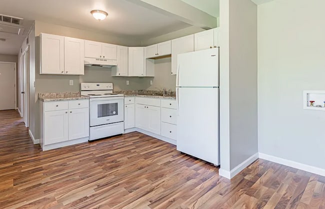 Building Photo - 5 Tudor Ct Unit B Rental