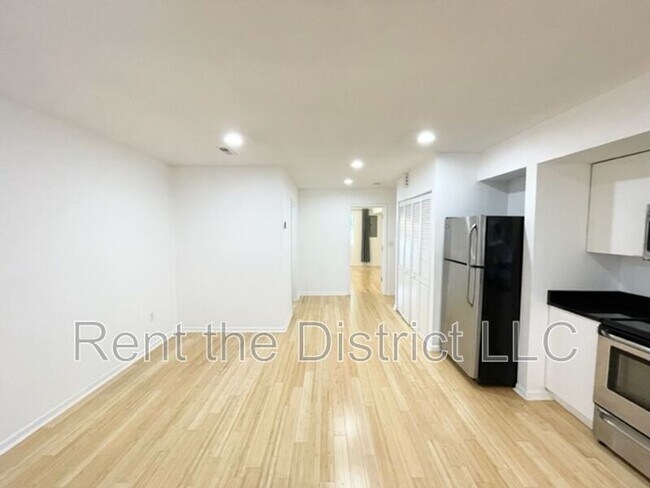 1121 Queen St NE Unit 4