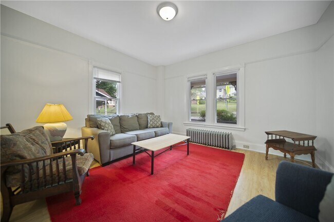 Photo - 921 E State St