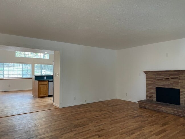 Photo - Nice 3 Bedroom 2 Bath Home-Office Space-Lo...