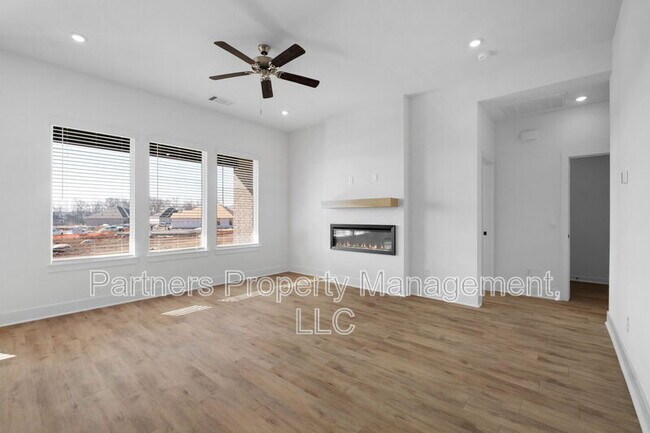 Photo - 411 W Taverner Xing