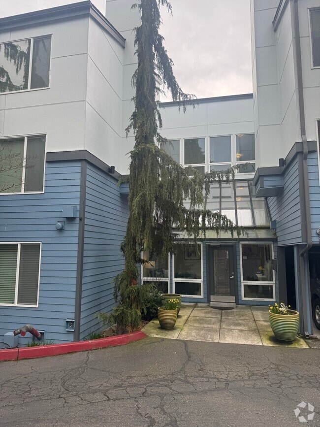 Building Photo - 13426 Greenwood Ave N Unit Greenwood studio Rental