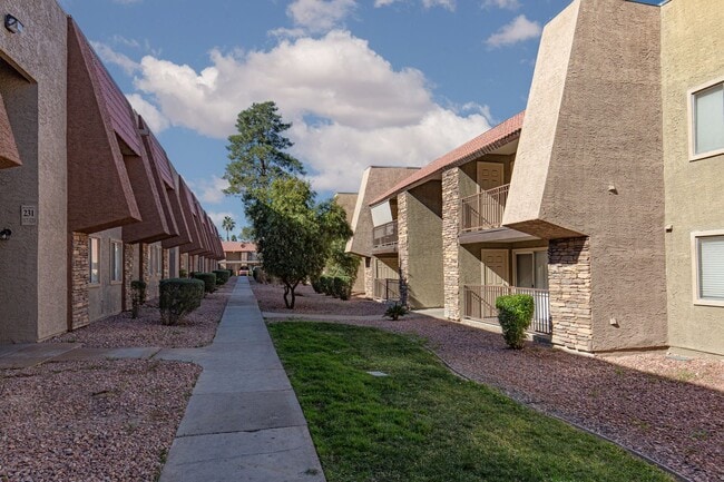 Building Photo - 2nd floor unit in upscale guard gated SW complex near Strip