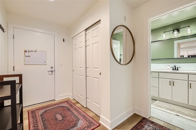 Photo - Available September 1st >> Stunning 1BR/1BA Condo for Rent! 1 Parking Garage Space + W/S/G Includ... Unidad 209