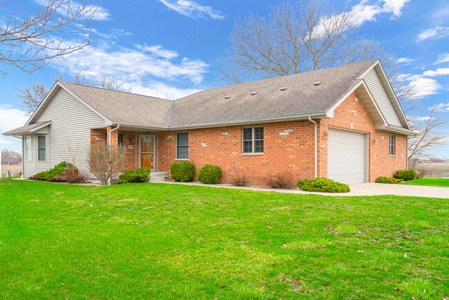 Photo - 250-260 S McGinty St