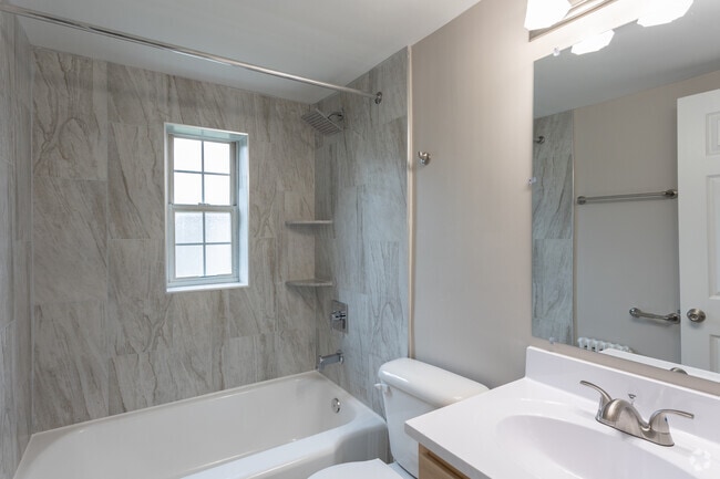 1BR, 1BA - 580SF - Bathroom