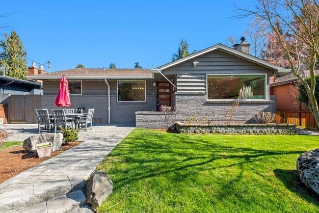 Building Photo - Elegant and Spacious Air-Conditioned Lincoln Park Rambler