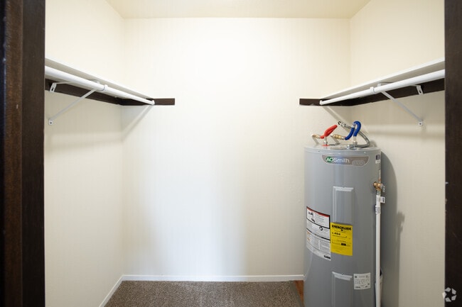 2BR, 1BA - 740SF - Closet