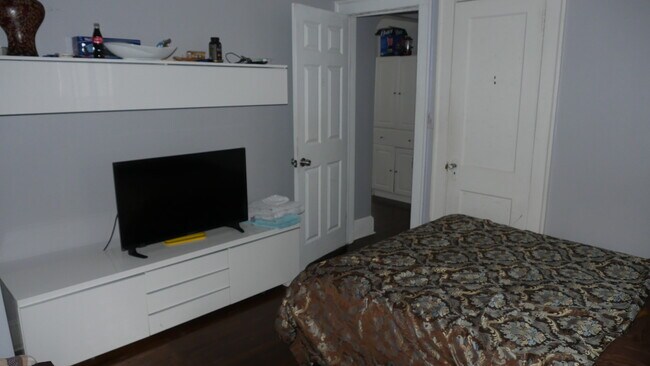 Furnished bedroom - 1065 Atlantic Dr NW Unit A1