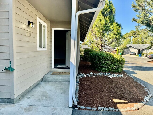 Light And Bright Beauty House - House Rental In Grants Pass, Or 