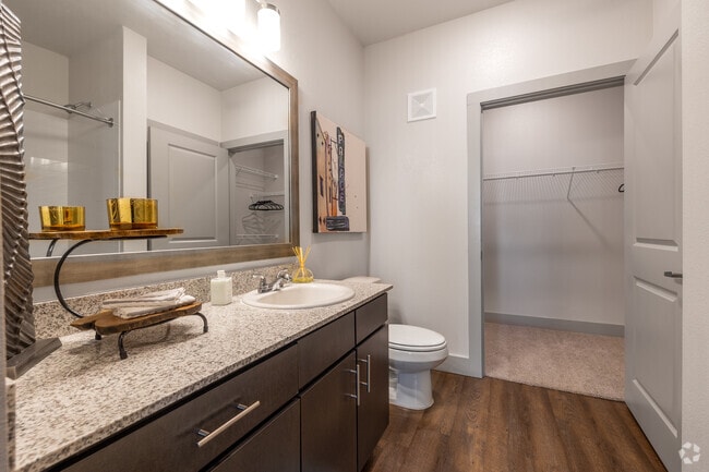 2 habitaciones, 2 baños, 975 pies cuadrados, primer baño
