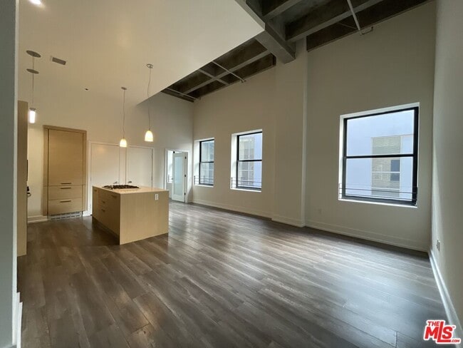 Photo - 727 W 7th St Unidad 724