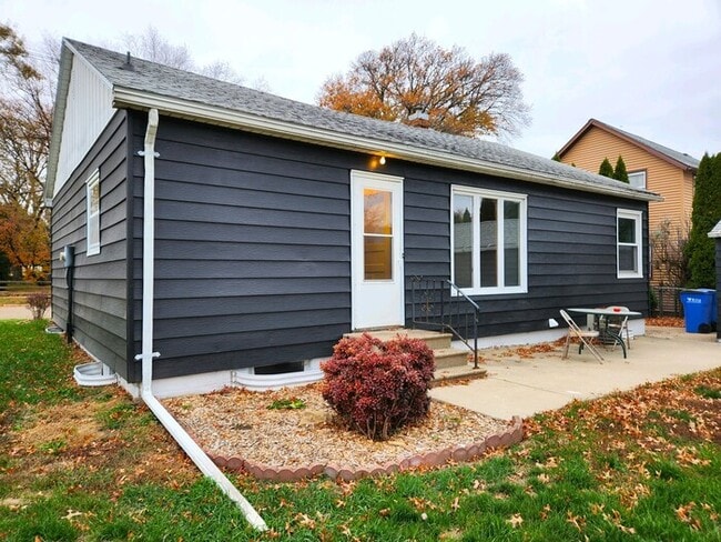 Building Photo - 604 10th St Rental