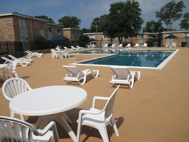 UN EXCELENTE DÍA DE RELAJACIÓN JUNTO A LA PISCINA - Riverbend Residences