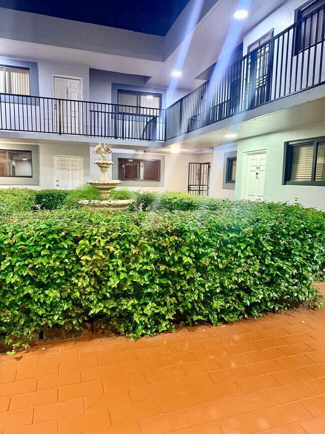 Building Photo - 1340 W 41st St Unit 205