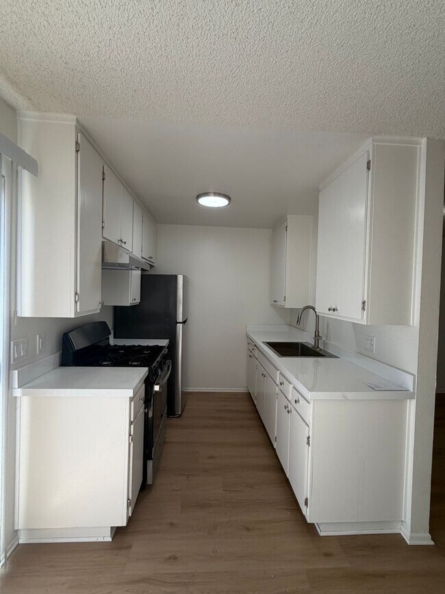 Photo - 147 Sespe Ave Unidad C