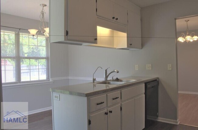 Photo - 2356 Rowe St