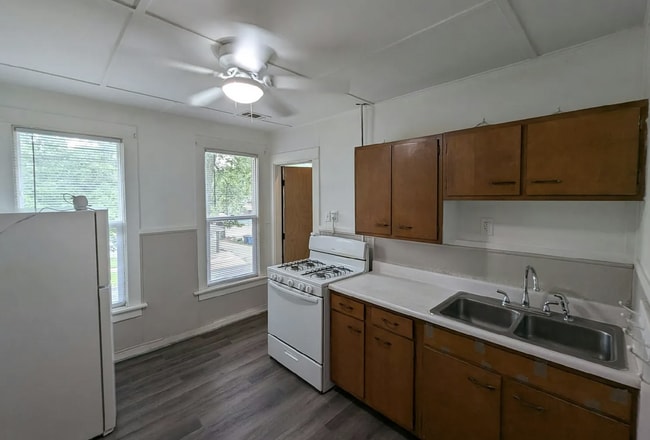 Building Photo - ?? Affordable 1BR/1BA Apartment – Pet Friendly with Shared Yard Unit 3