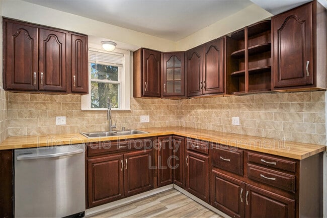 Photo - 1321 Bemis St SE