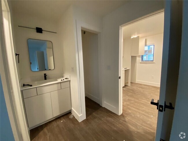 Building Photo - The HorseShoe Unit 1 Bed 1 bath Rental