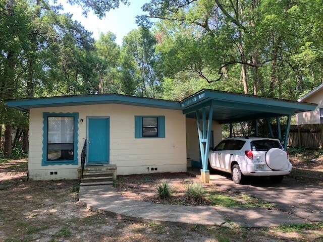 Building Photo - 3 Bed house on Sharkey St! Available August 2026!