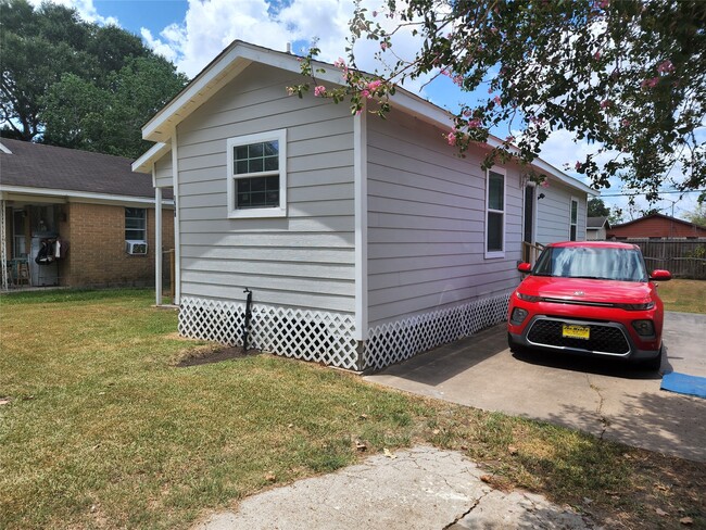 Building Photo - 1508 Carver Ave