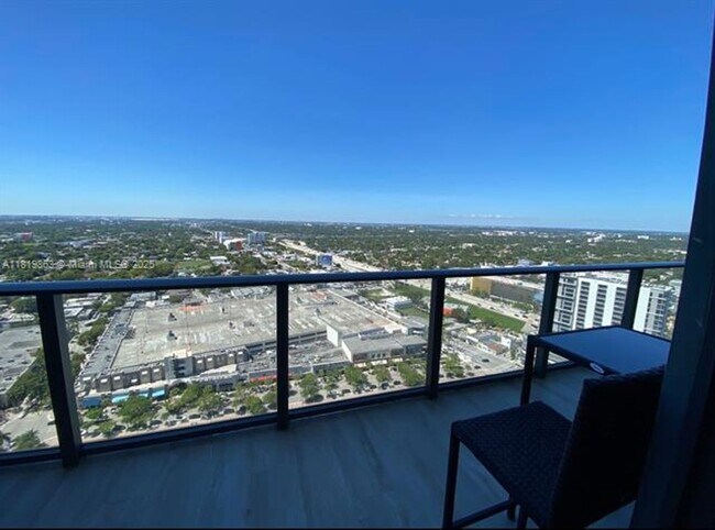 Photo - 121 NE 34th St Unidad 121 NE 34th St PH 3212