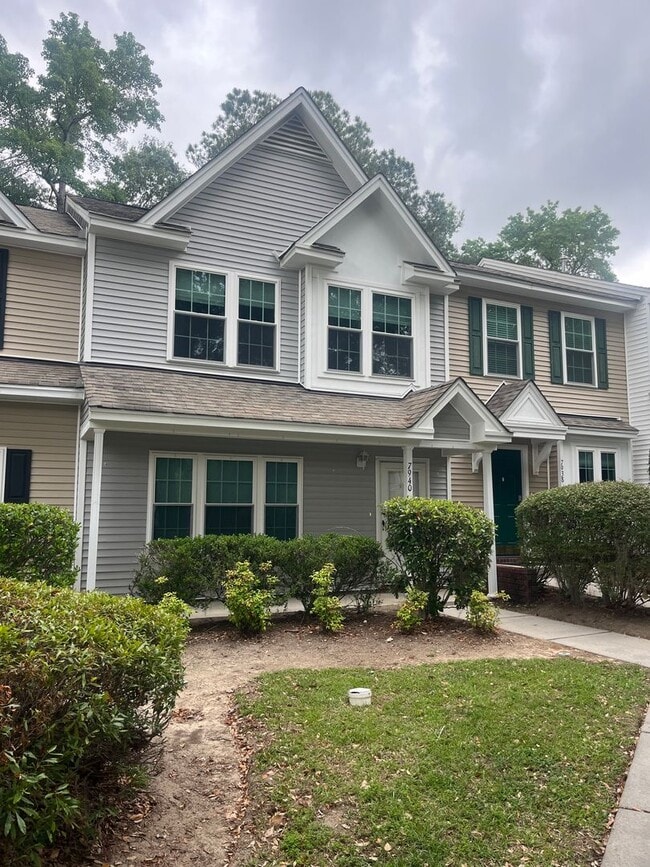 Building Photo - Available now. Grat 3BR/2.5 BA Townhome in Oak Bluff!