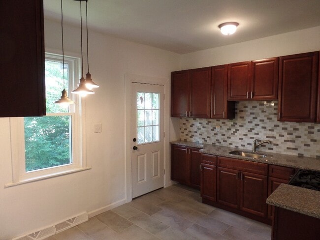Building Photo - 330 Berkley Ave Unit Apt #1