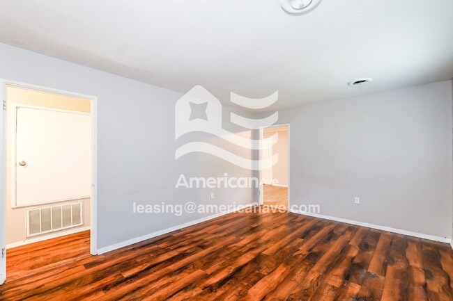 Photo - 408 Queen Marie Ln