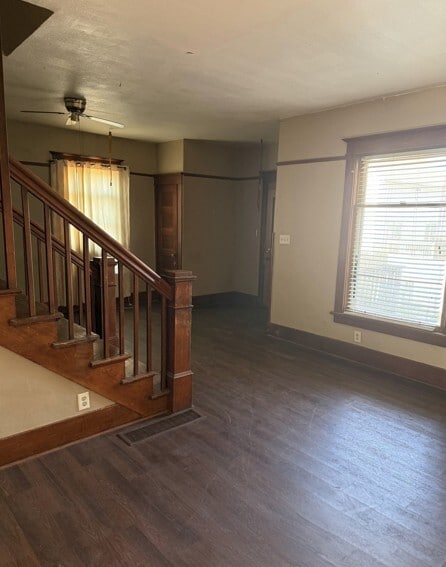 Photo - 947 W 8th St