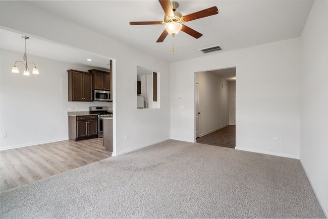 Building Photo - Lovely 3 BR, 2.5 BA Townhome, Centrally lo...
