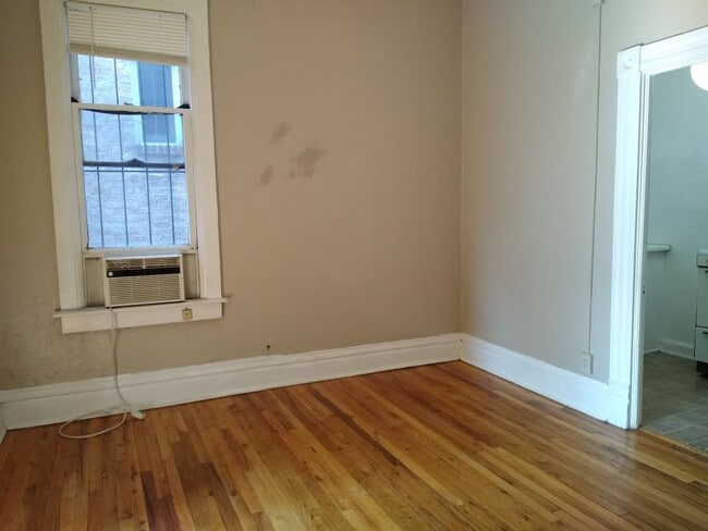 Photo - Charming Cap Hill 1 Bedroom w/ Claw Foot T... Unidad Apt 5