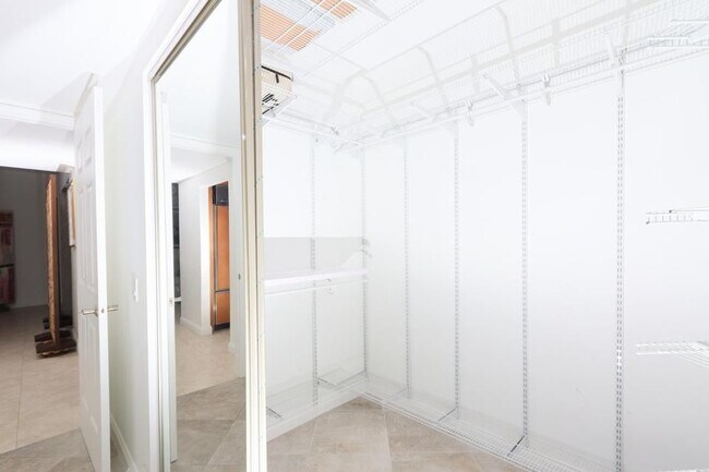 Photo - 411 N New River Dr E