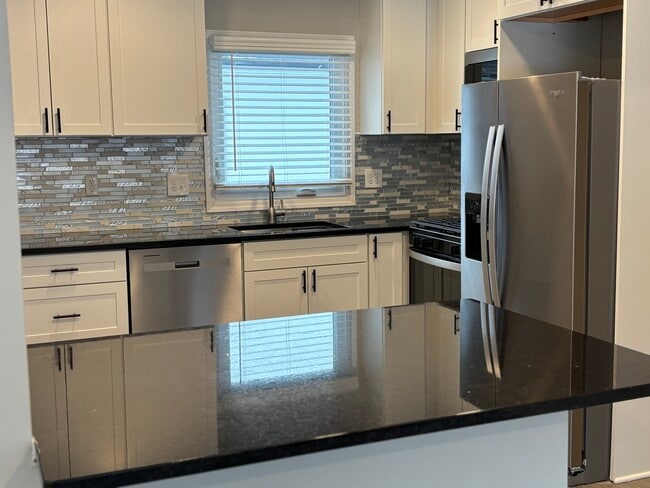 Photo - 5552 Lyman Ave